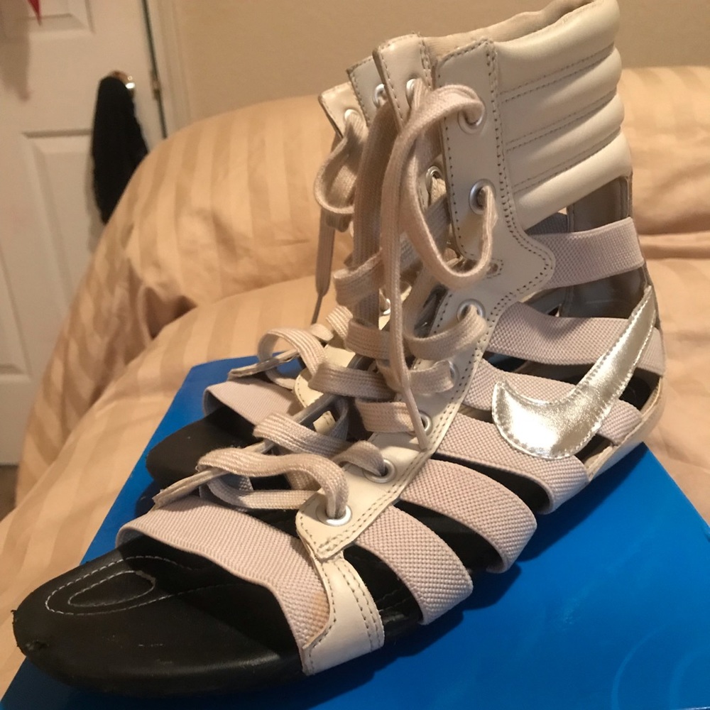 Nike gladiator sandal size 7